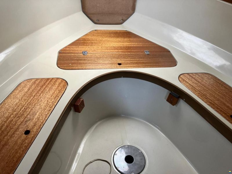 Boston Whaler 27 Full Cabin