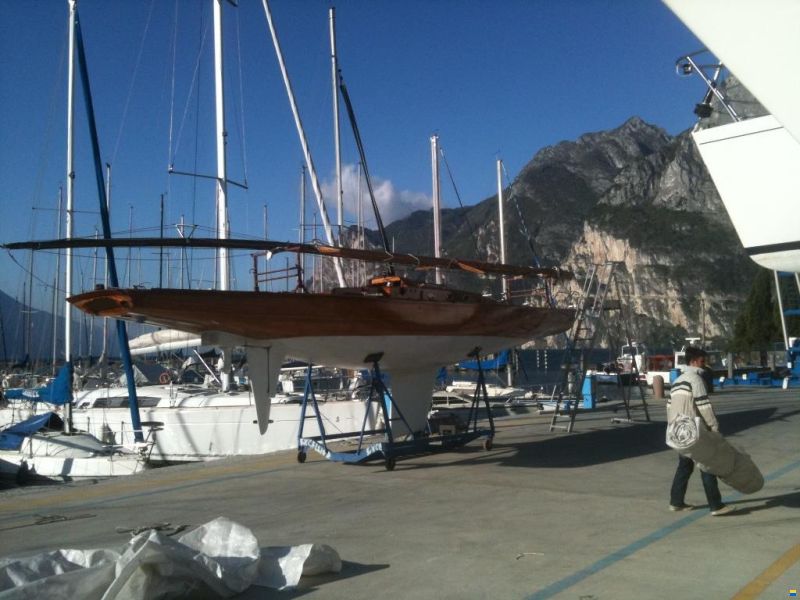 AL Custom Classic wooden boat