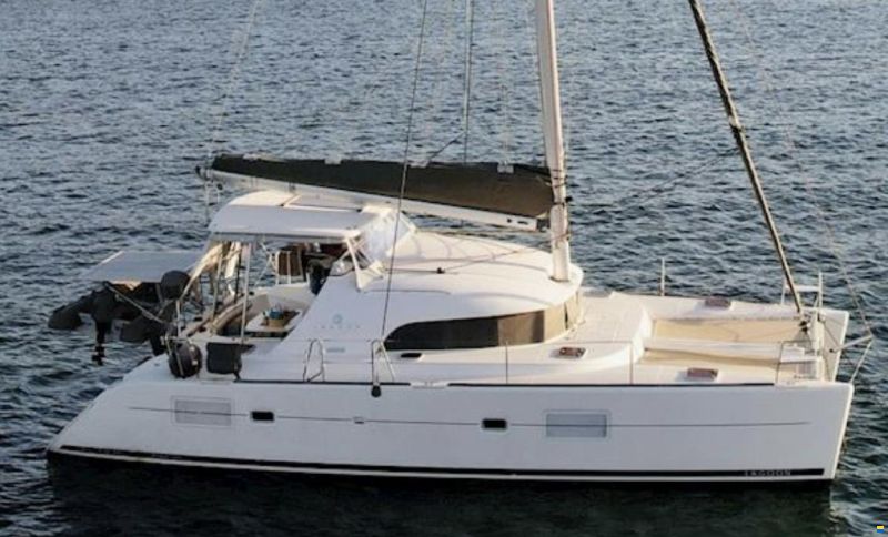 Lagoon 380 (3-cabin) owners version image