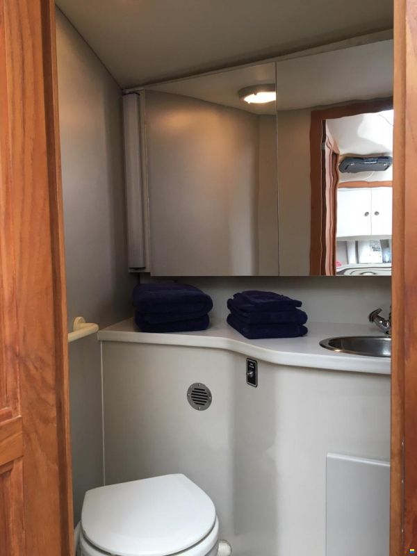 Carver 33 Aft Cabin