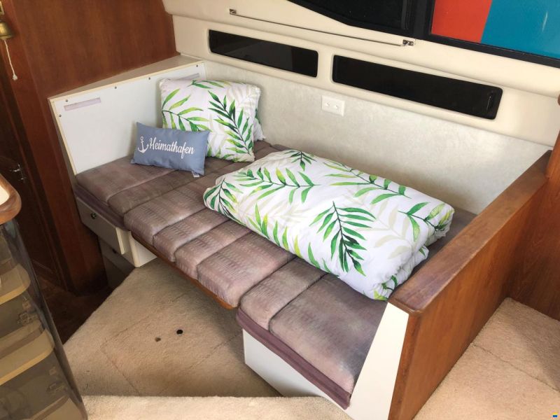 Carver 33 Aft Cabin