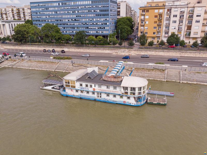 Hausboot 2 Apartments + 8 Büro-Räume