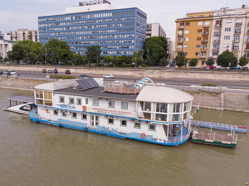 Hausboot 2 Apartments + 8 Büro-Räume