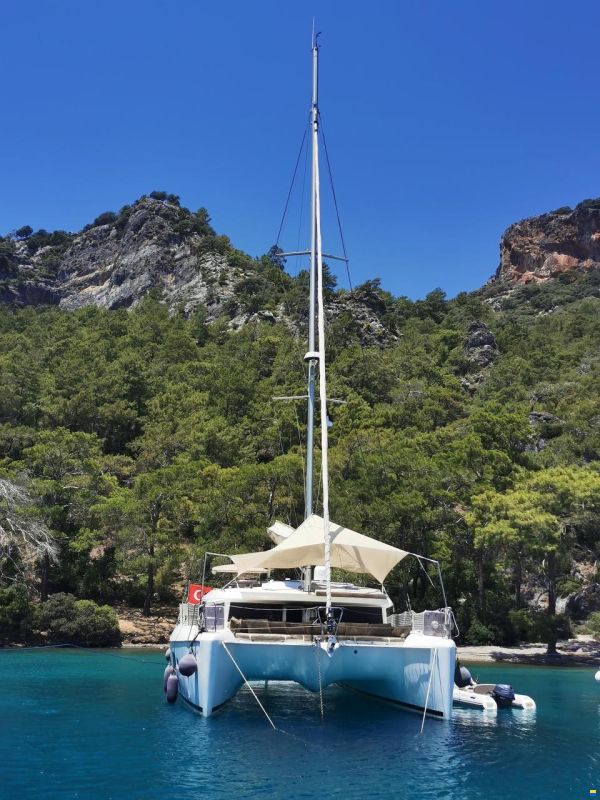 Lagoon 421