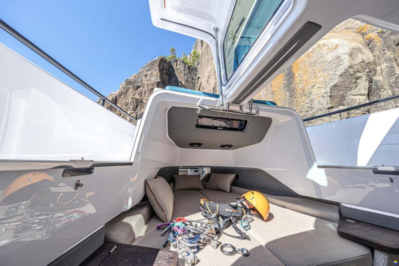 Axopar 37 XC Cross Cabin