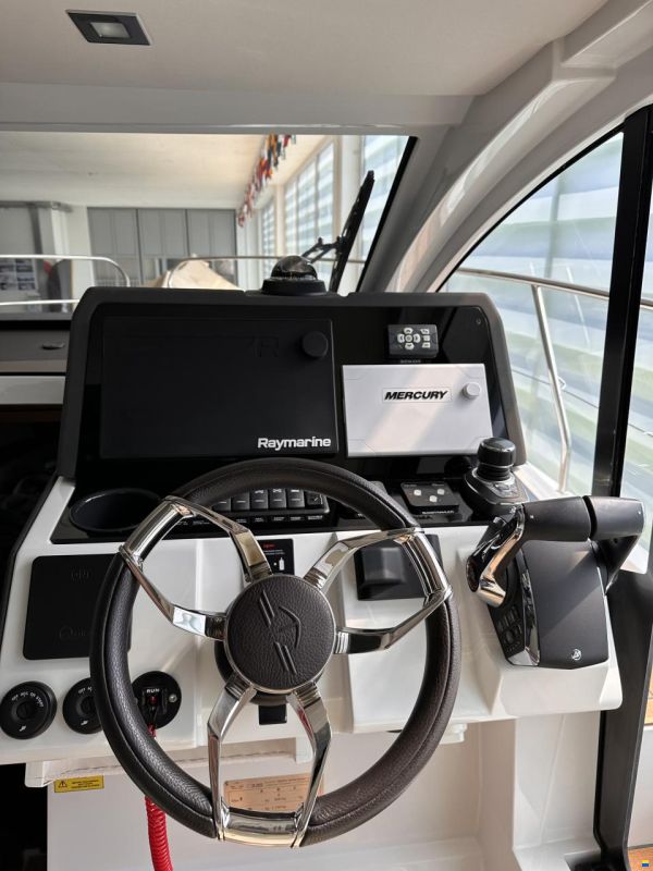 Sealine C335