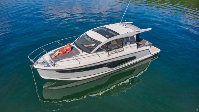 Sealine C335