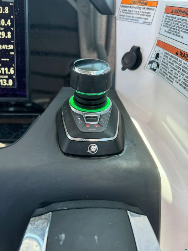 Axopar 37 Sun Top - Multistorage