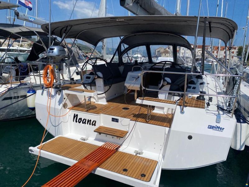 Bavaria C42 image