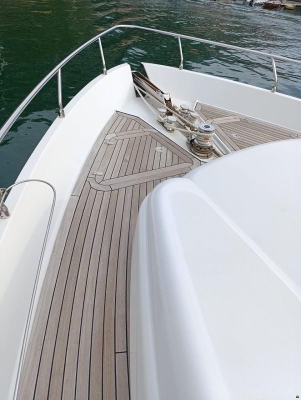 Pershing 76