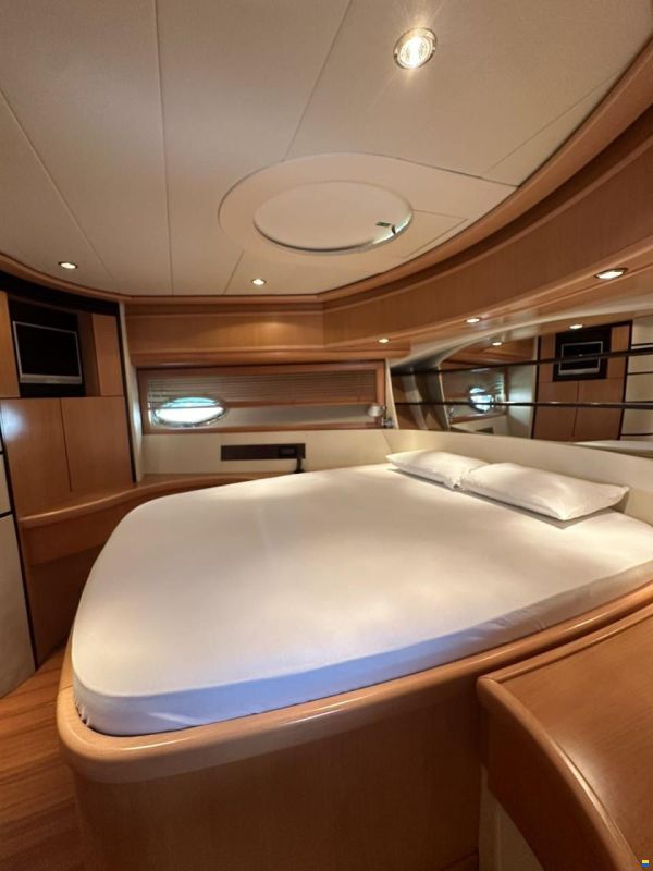 Pershing 76