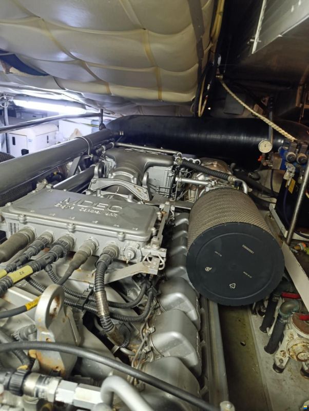 Pershing 76