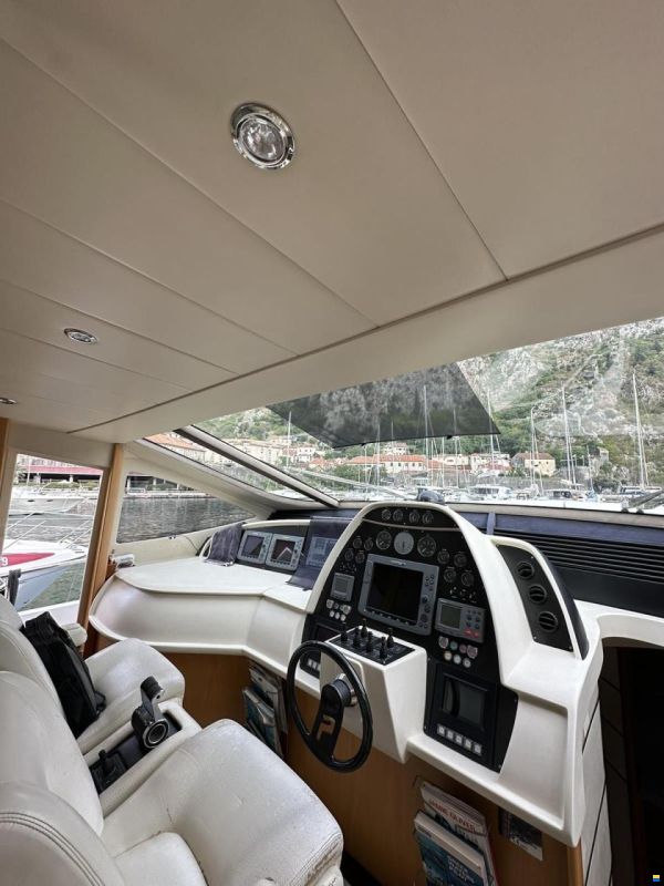 Pershing 76