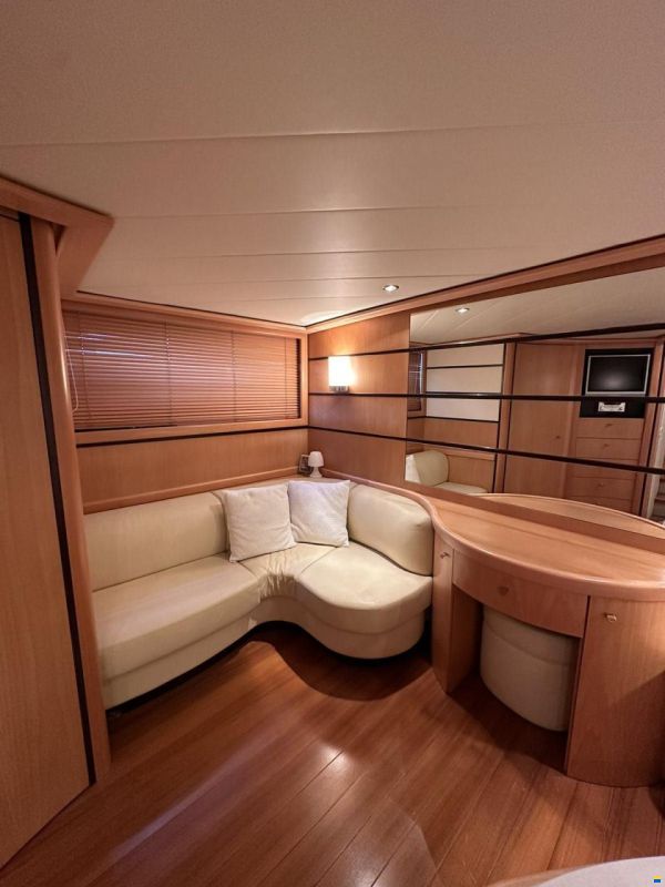 Pershing 76