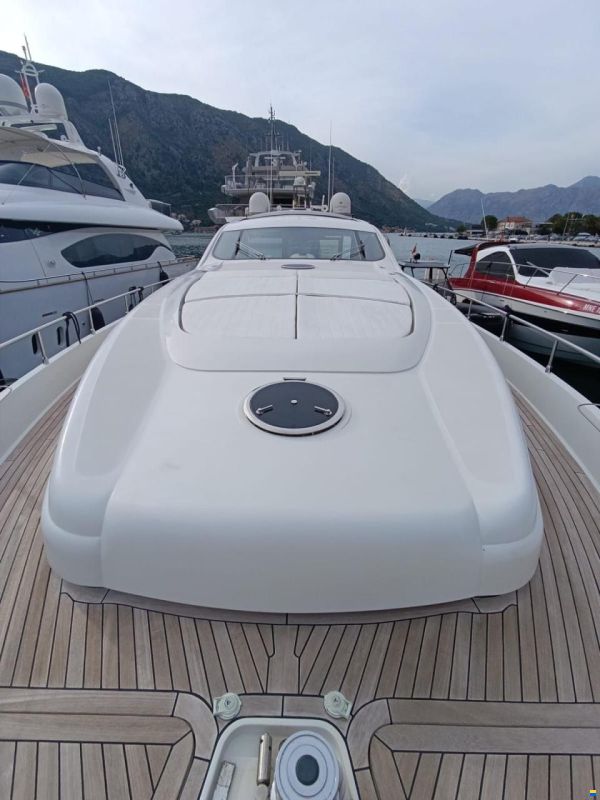 Pershing 76