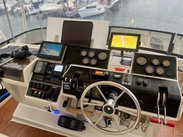 Carver 3307 After Cabin
