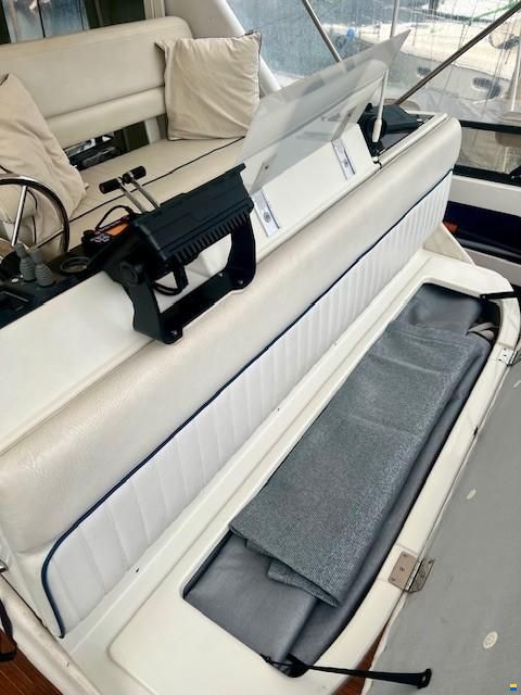 Carver 3307 After Cabin