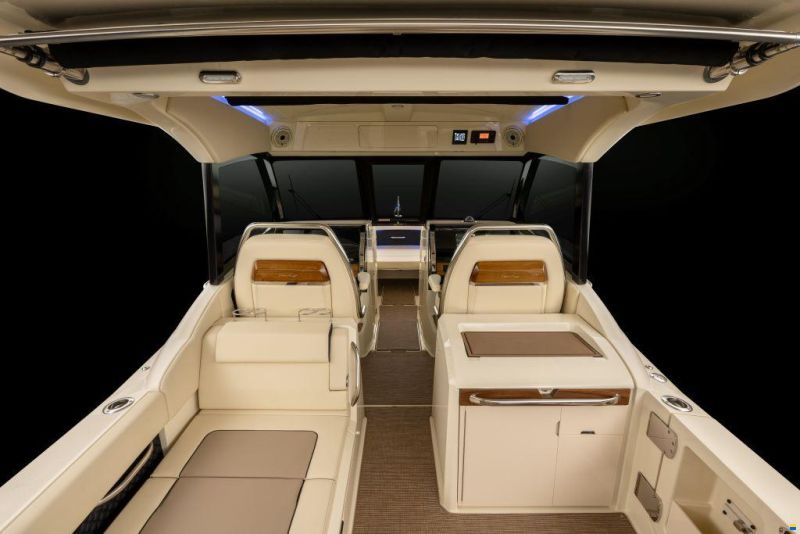 Chris Craft Calypso 32 Outboard