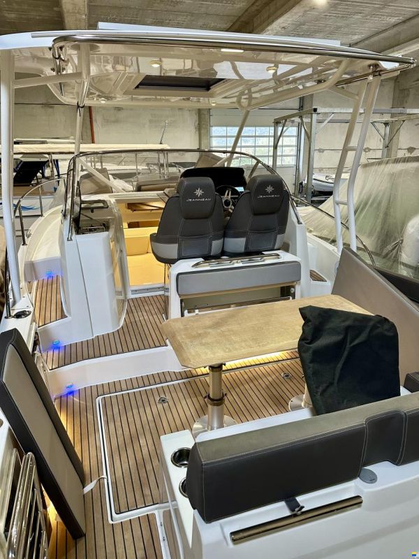 Jeanneau Cap Camarat 9.0WA Hardtop