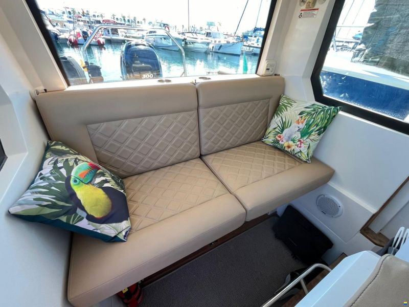 Axopar 28 Cabin