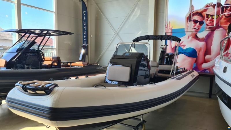 Brig Inflatable Boats Eagle 6.7H + Suzuki DF175AP