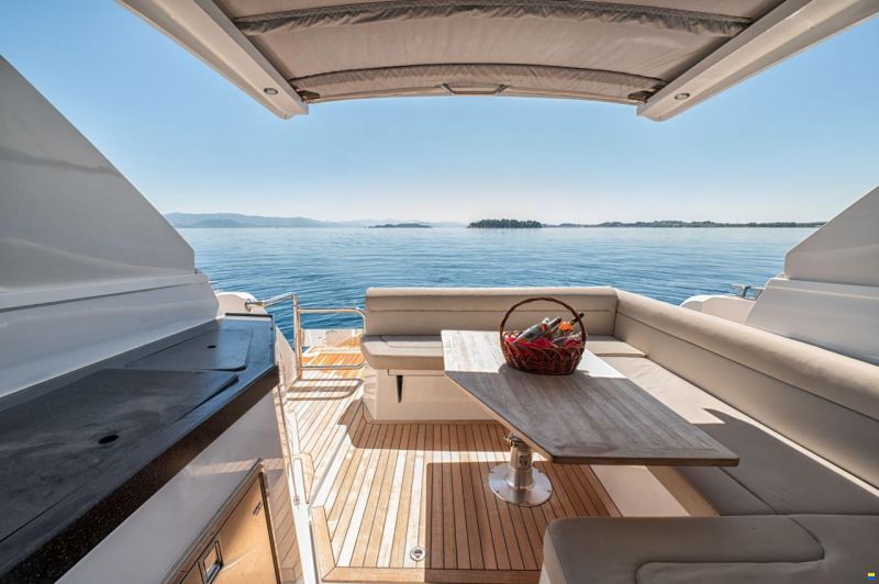 Sealine S335