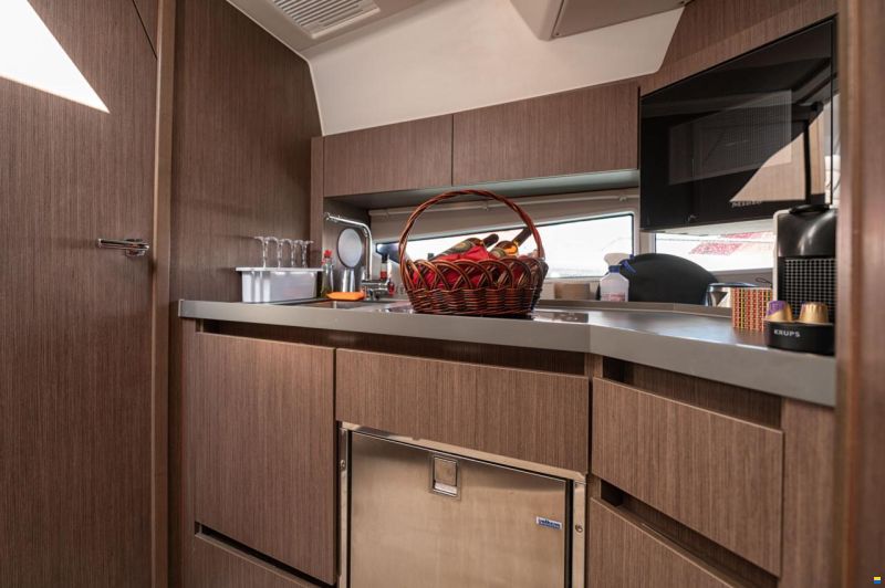 Sealine S335