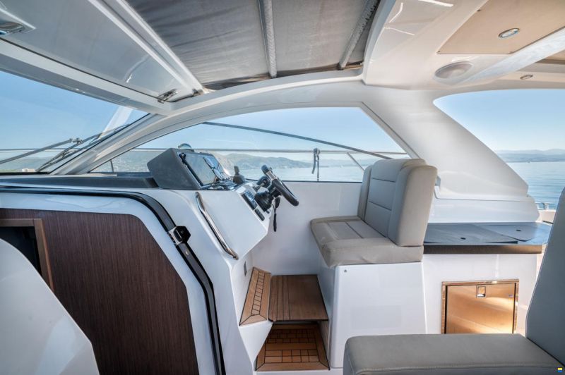 Sealine S335