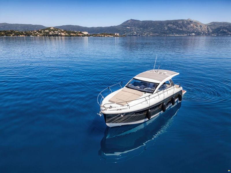 Sealine S335