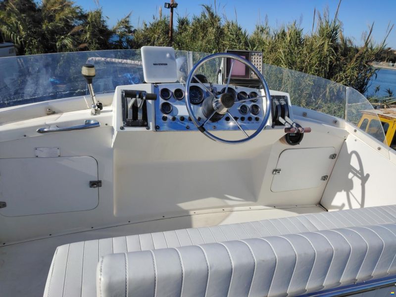 Bertram Yacht 28