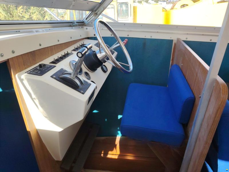 Bertram Yacht 28