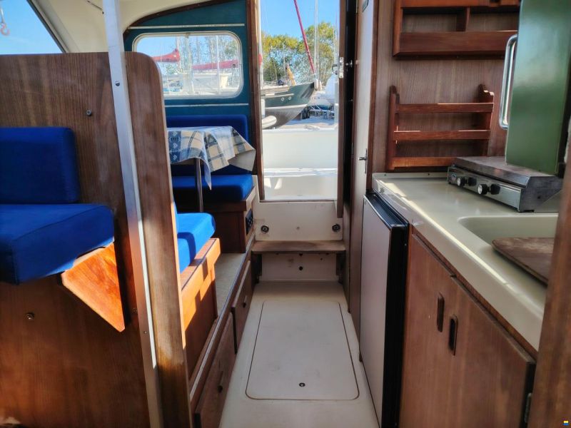 Bertram Yacht 28