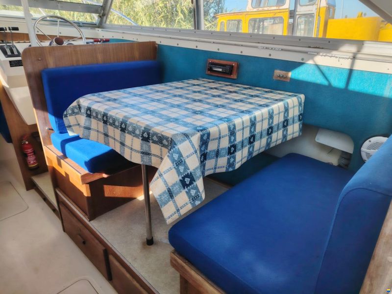 Bertram Yacht 28
