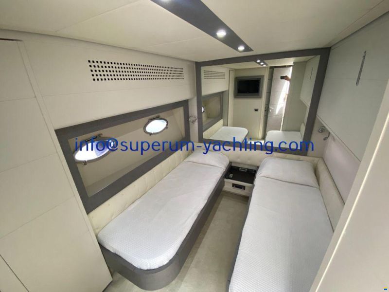 Pershing 72