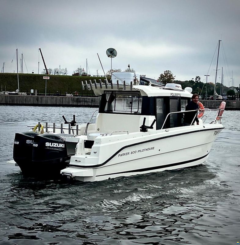 Parker 800 Pilothouse