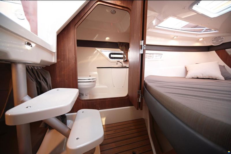Quicksilver Activ 805 Cruiser with V10 350 Mercury