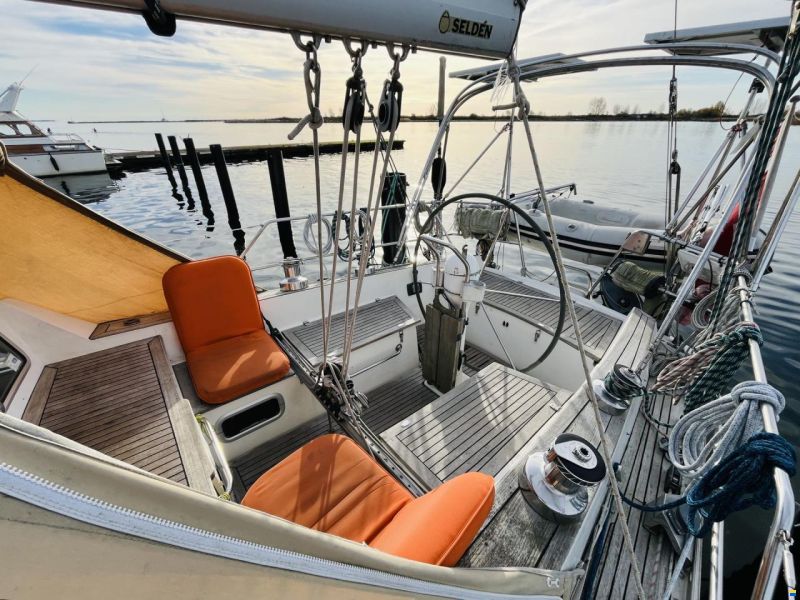Helmsman 49DS