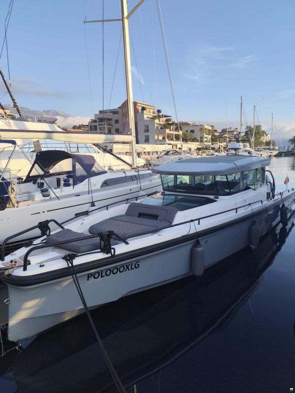 Axopar 37 XC Cross Cabin
