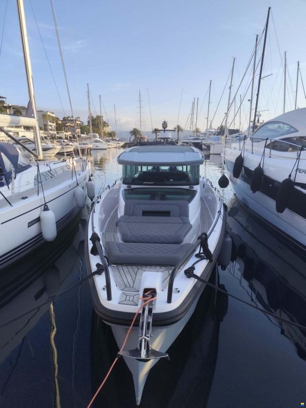 Axopar 37 XC Cross Cabin