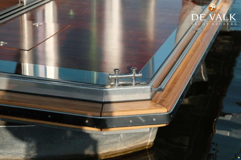 Custom Built Houseboat luxe motor