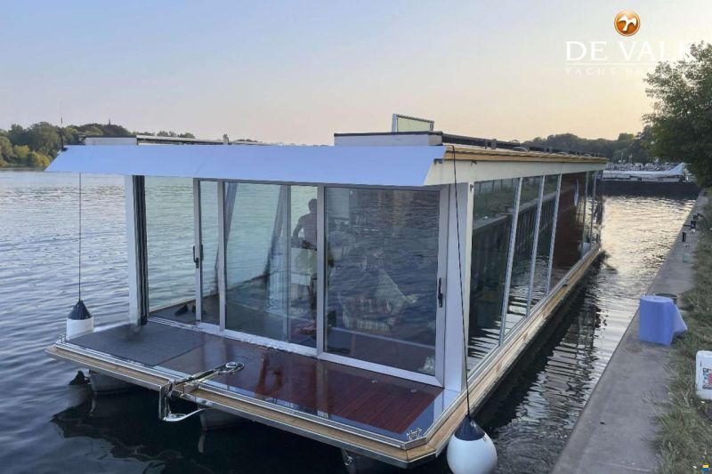 Custom Built Houseboat luxe motor