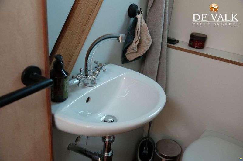 Custom Built Houseboat luxe motor