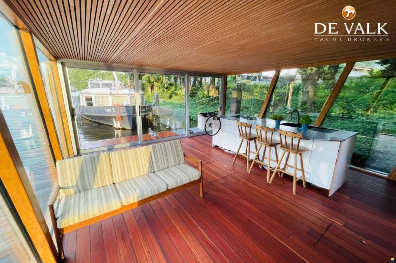 Custom Built Houseboat luxe motor