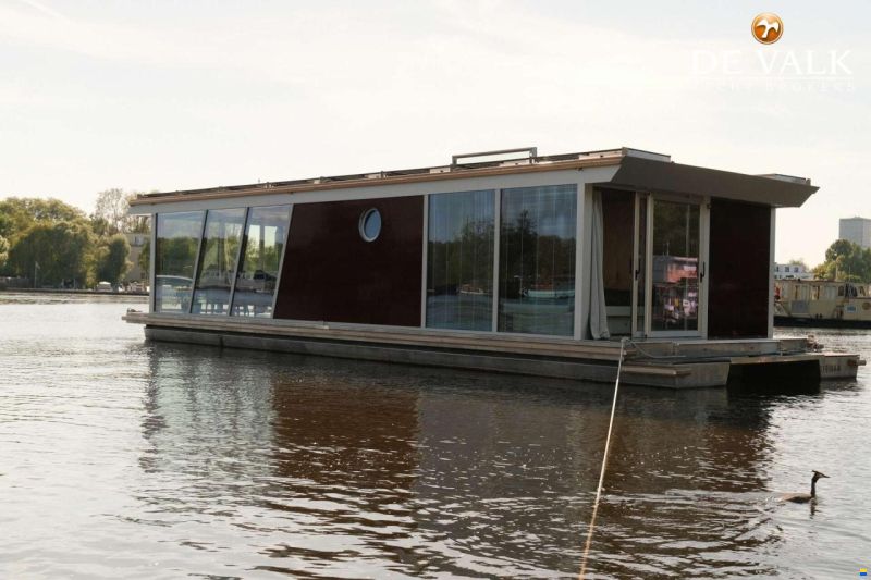 Custom Built Houseboat luxe motor