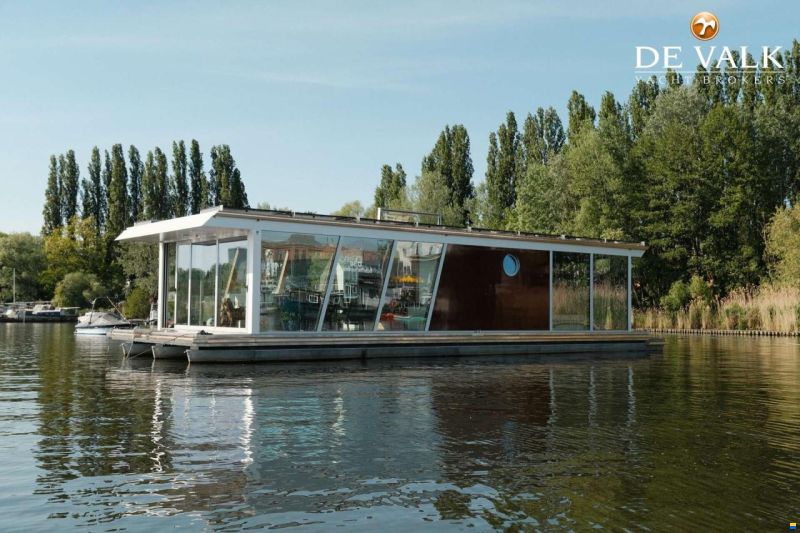 Custom Built Houseboat luxe motor