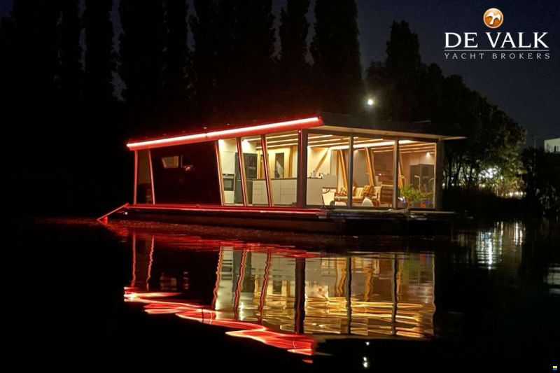 Custom Built Houseboat luxe motor