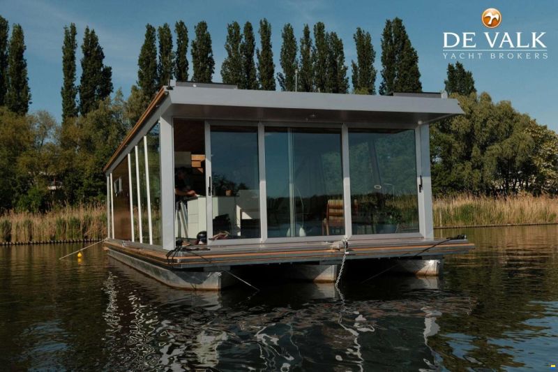 Custom Built Houseboat luxe motor
