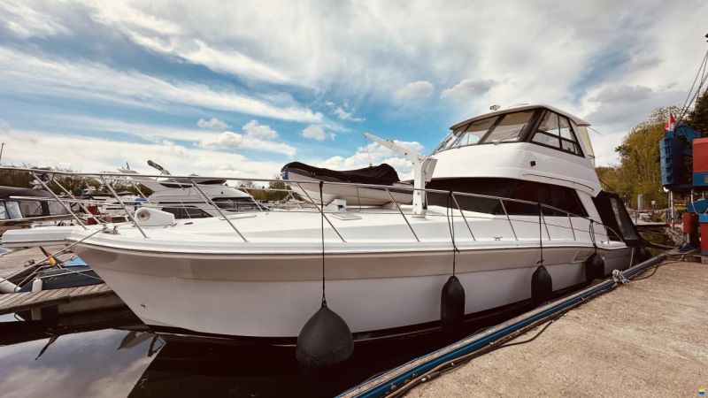 Riviera 48 Fly