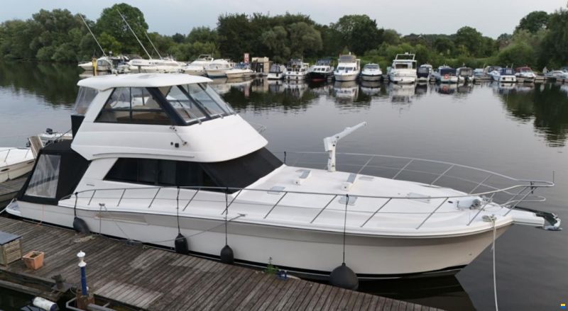 Riviera 48 Fly