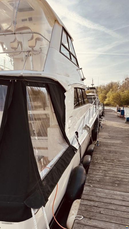 Riviera 48 Fly